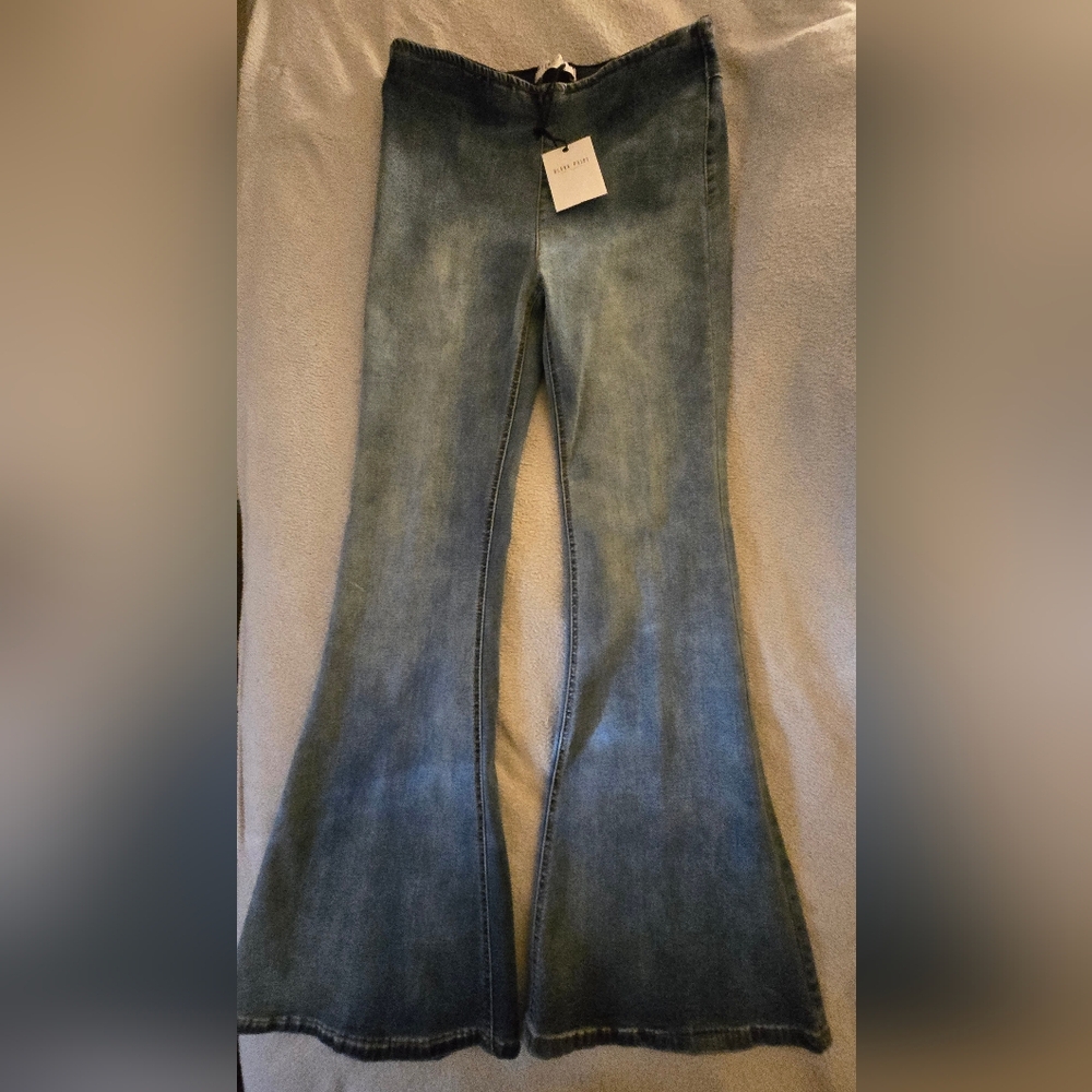 BLANK PAIGE NWT (MED) Women's Flared/Bell Bottom Jeans